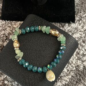 Elegant Green and Gold Beaded Stretch Bracelet